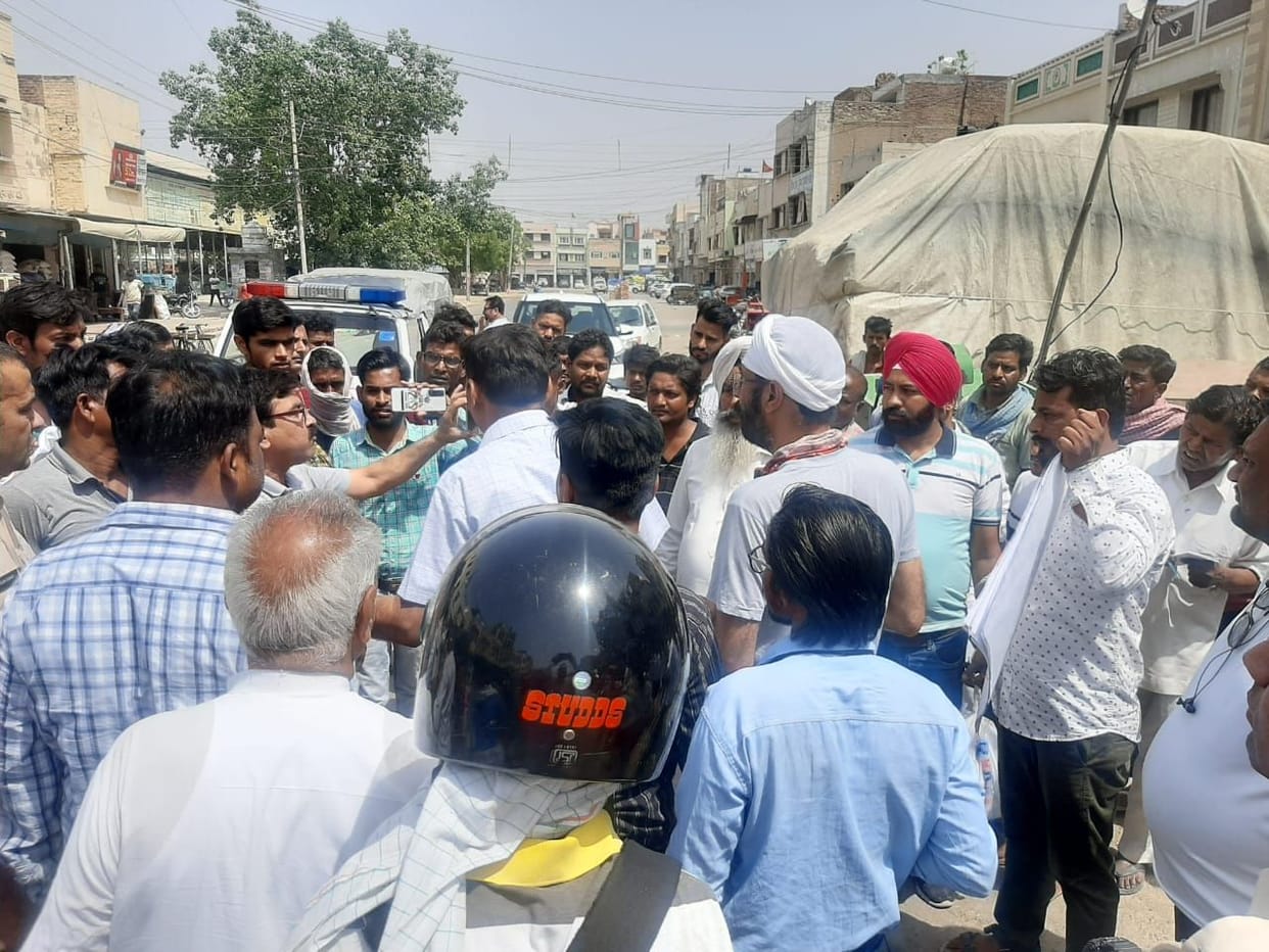Victims staged a sit-in outside the shop of the accused of making a fake firm, the police removed