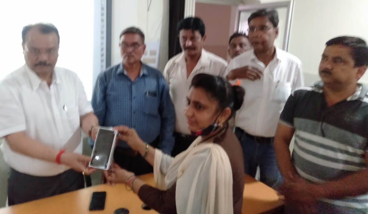 Smart phones to 125 graduate students