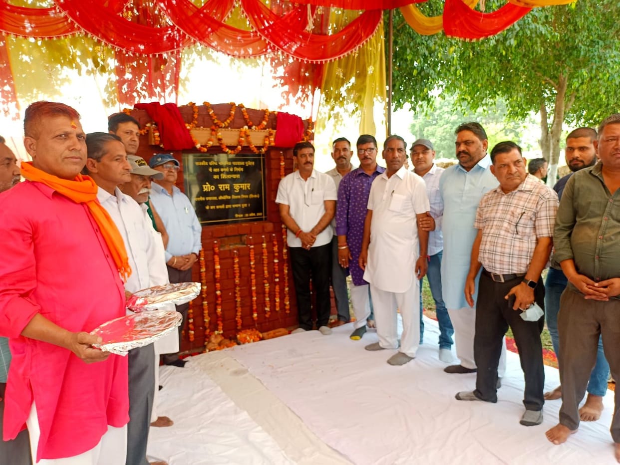 medavi student of dulehad school una  honoured in annuel function by chief guest ramkumar