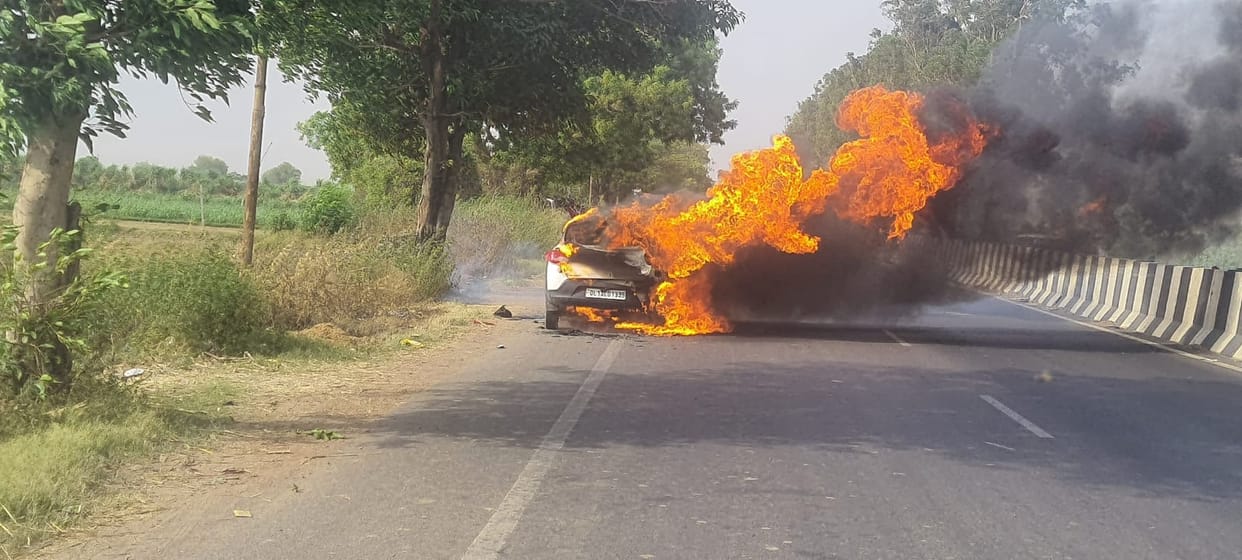 The car became a ball of fire on the National Highway