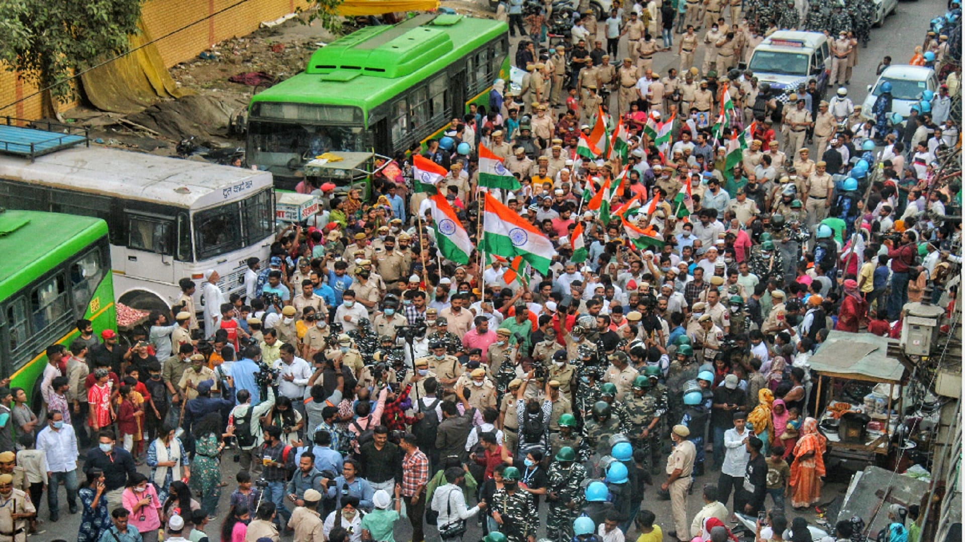 Delhi Jahangirpuri Violence tiranga yatra in jahangir puri The rain of flowers cooled the heat of stress see photos Hindu-Muslim community