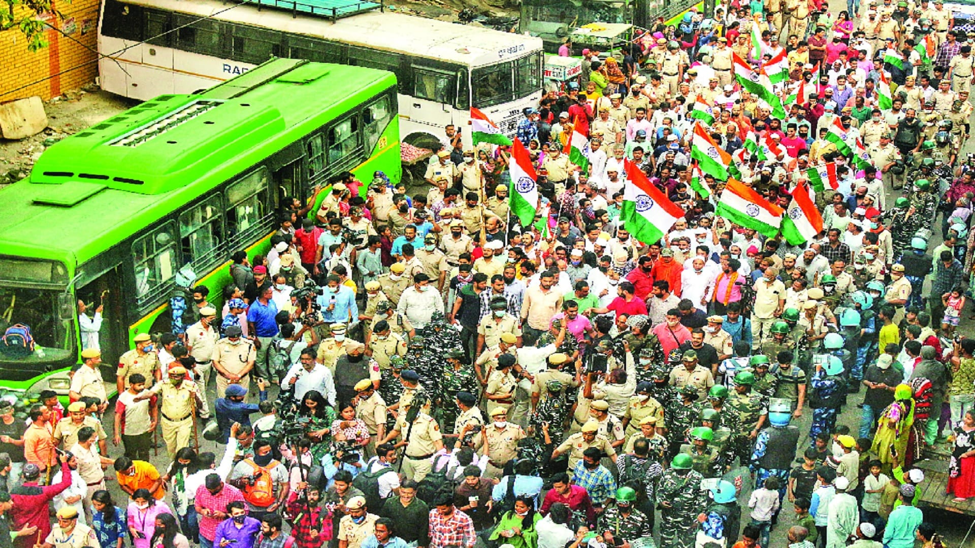 Delhi Jahangirpuri Violence tiranga yatra in jahangir puri The rain of flowers cooled the heat of stress see photos Hindu-Muslim community