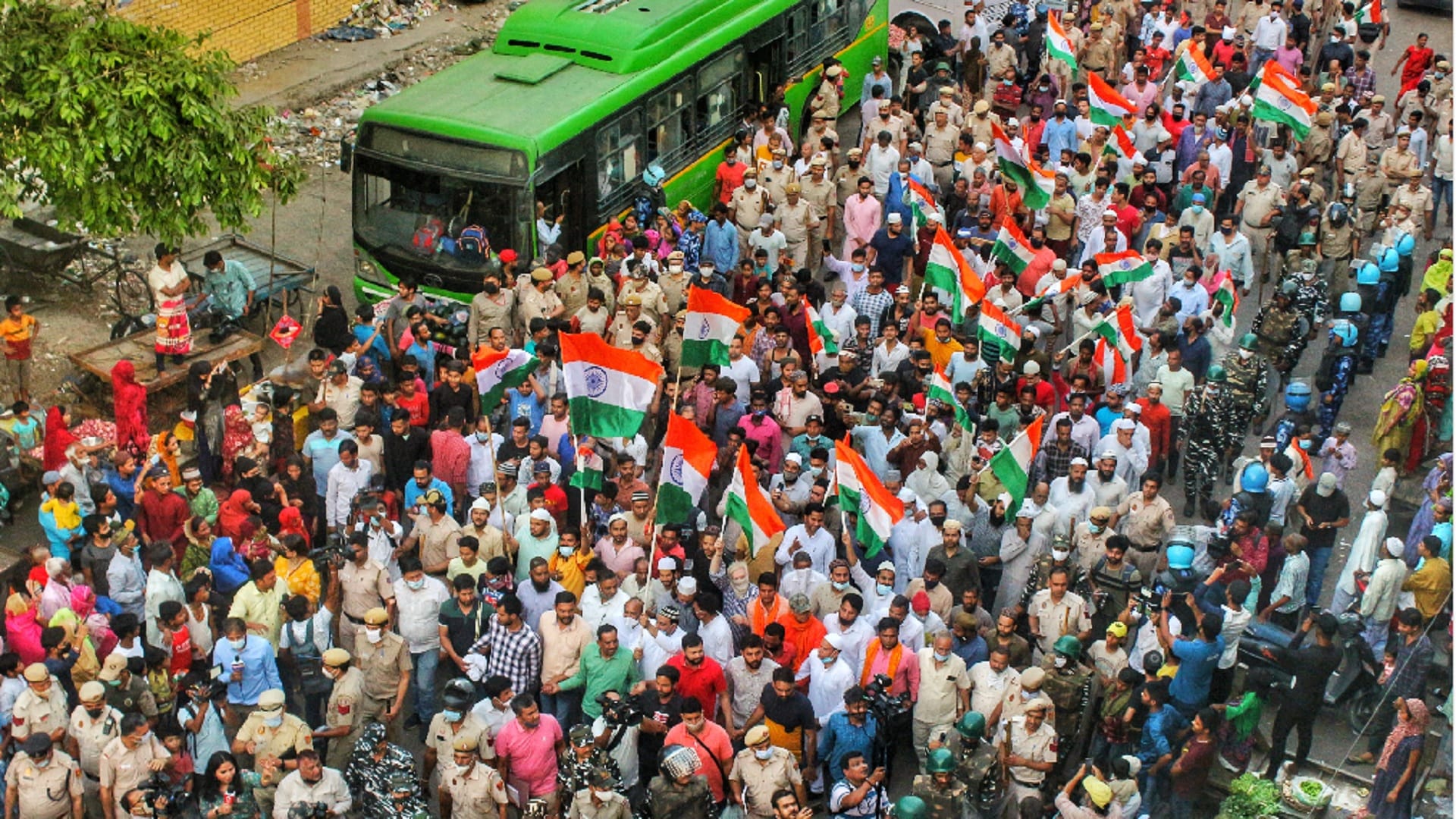 Delhi Jahangirpuri Violence tiranga yatra in jahangir puri The rain of flowers cooled the heat of stress see photos Hindu-Muslim community