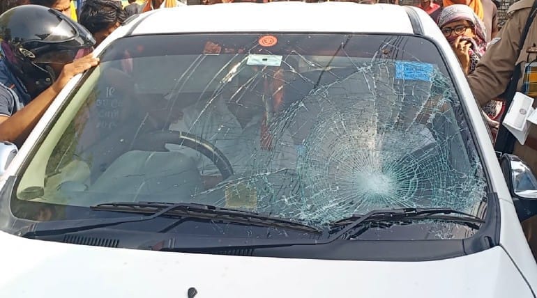 Road accident in varanasi many people injured after hot by car whoot sitting on road side