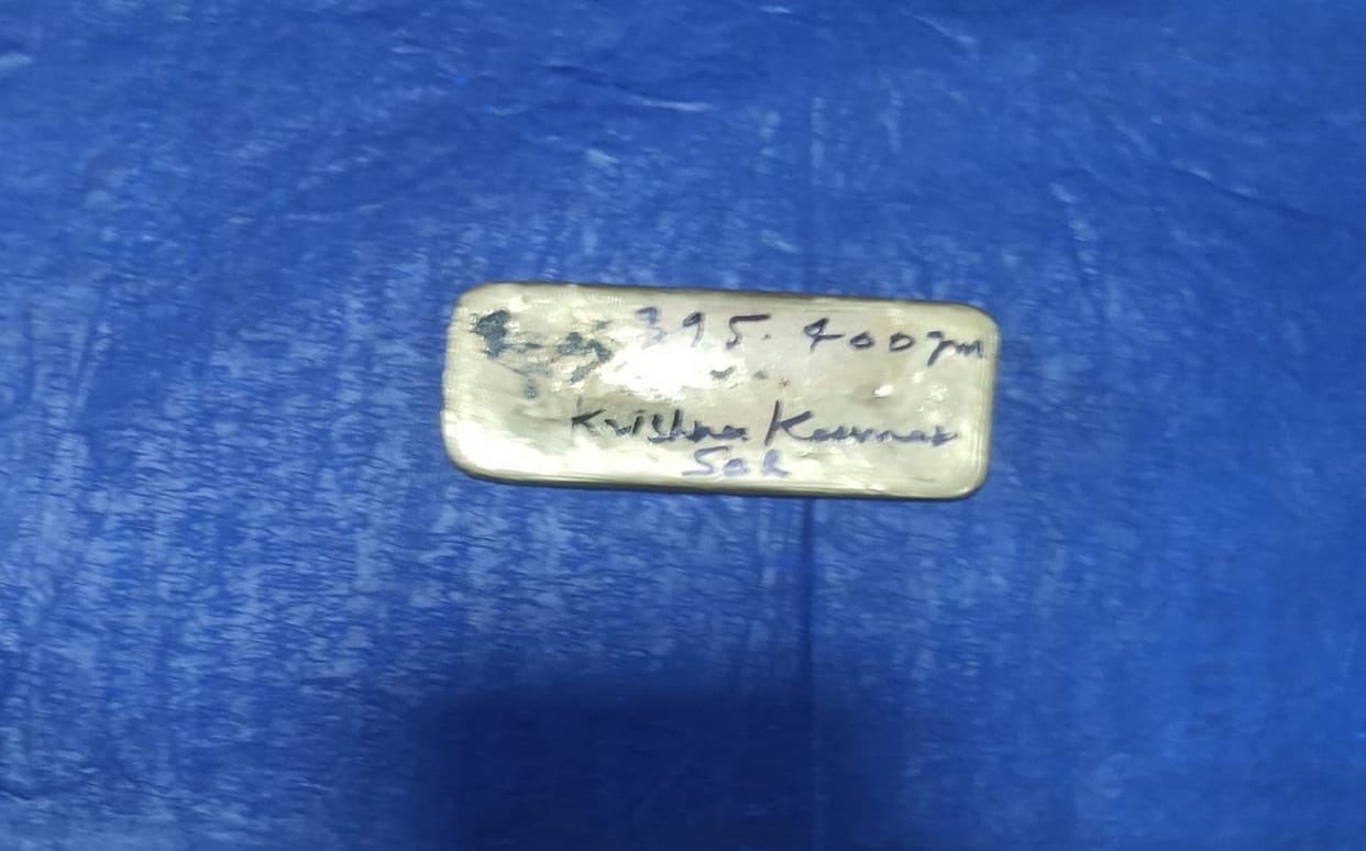 Gold worth RS 48 lakhs caught at varanasi airport passengers from Sharjah kept it hidden in shoes