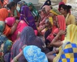 26एमएनपी-05-एलाऊ क्षेत्र के गांव रतनपुर बरा में युवक की मौत के बाद पोस्टमार्टम हाउस पर मौजूद परिजन