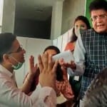 पीयूष गोयल से शिकायत करते लोग