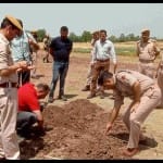 विस्फोट स्थल की जांच करते अधिकारी