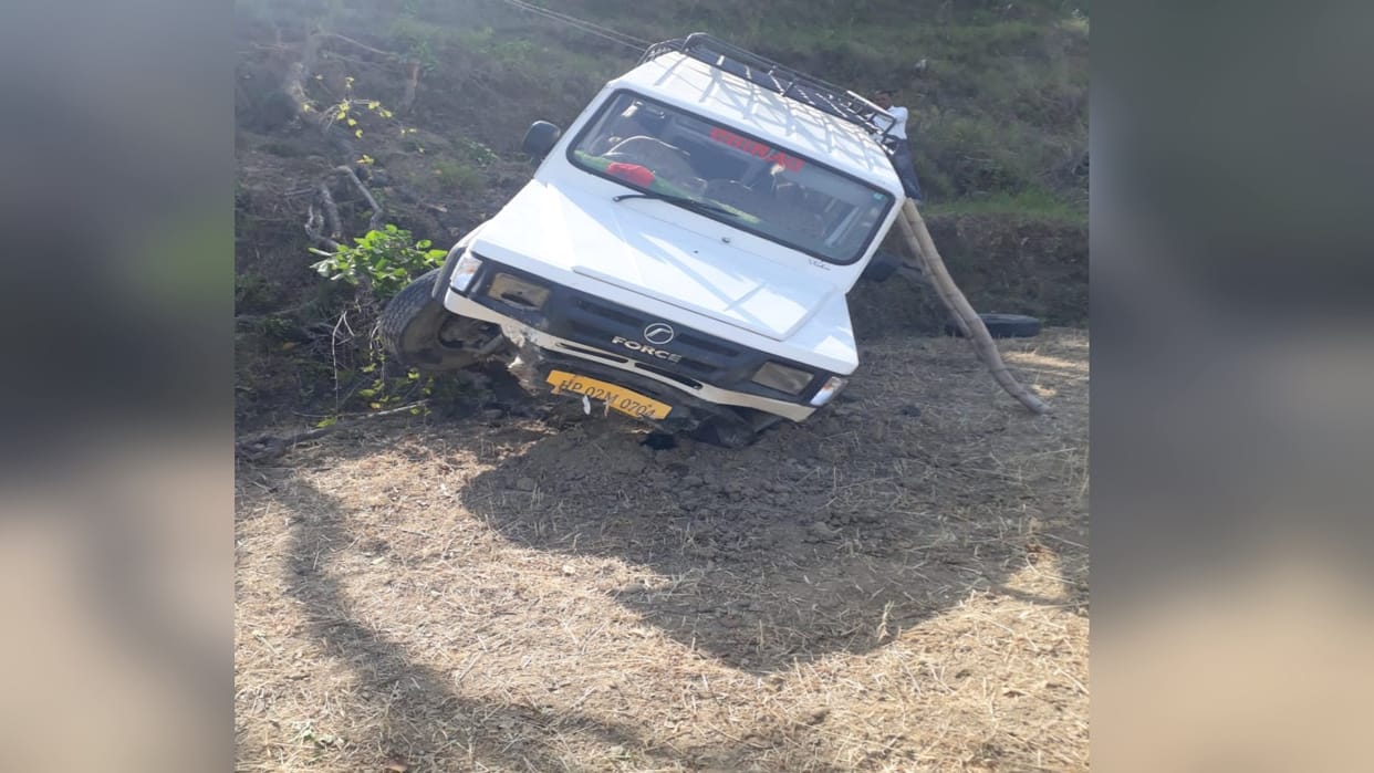 Jeep rolled off the road and fell into the fields, six students of private school were injured