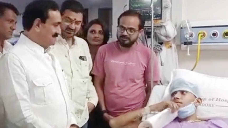 Indore: Home Minister reached to meet Shivam injured in Khargone nuisance, encouraged by talking to family members, said the guilty of violence will not be spared