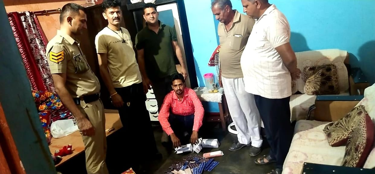one oerson arrested with illegale  drugs capsules in ponta sahib