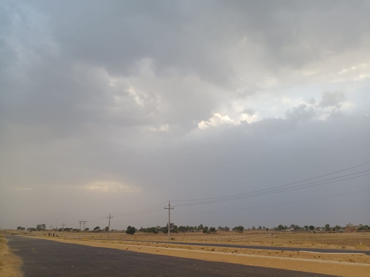 Drizzle and light hail with thunderstorms in Jui, Kairu region