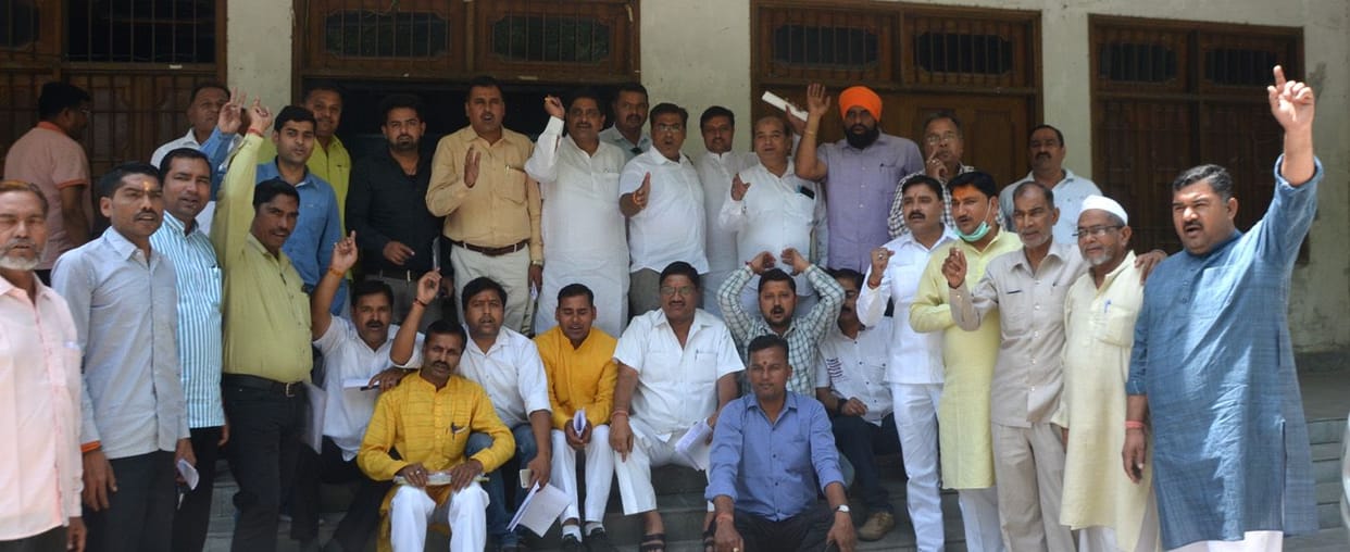 Uproar before the start of the municipal board meeting, postponed