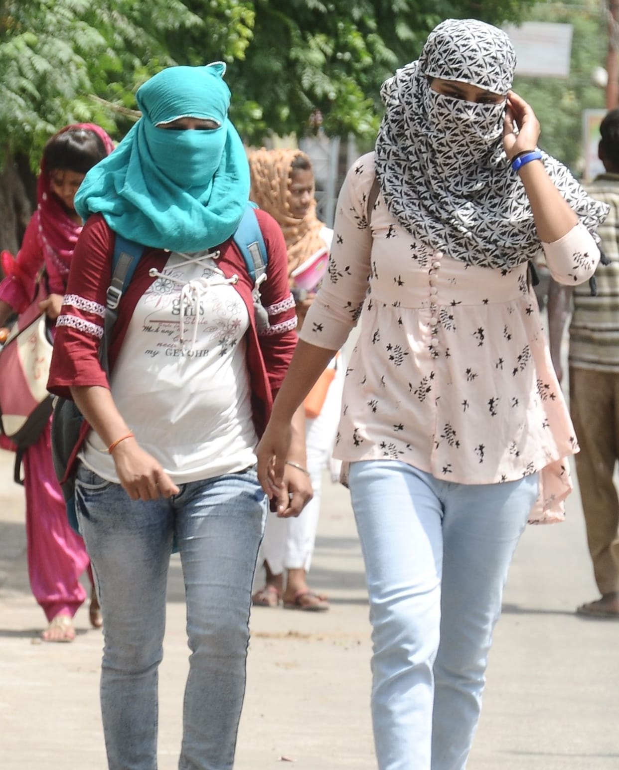 Westerly winds kept increasing, people were boiled by the heat