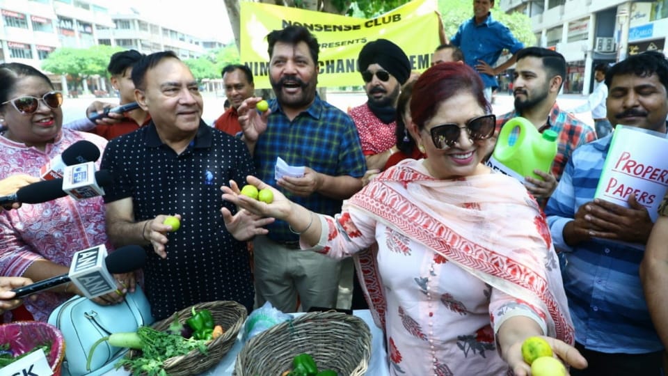 Chandigarh: Lemon exchange blast was organized by Jaspal Bhatti Nonsense Club at Sector 17 