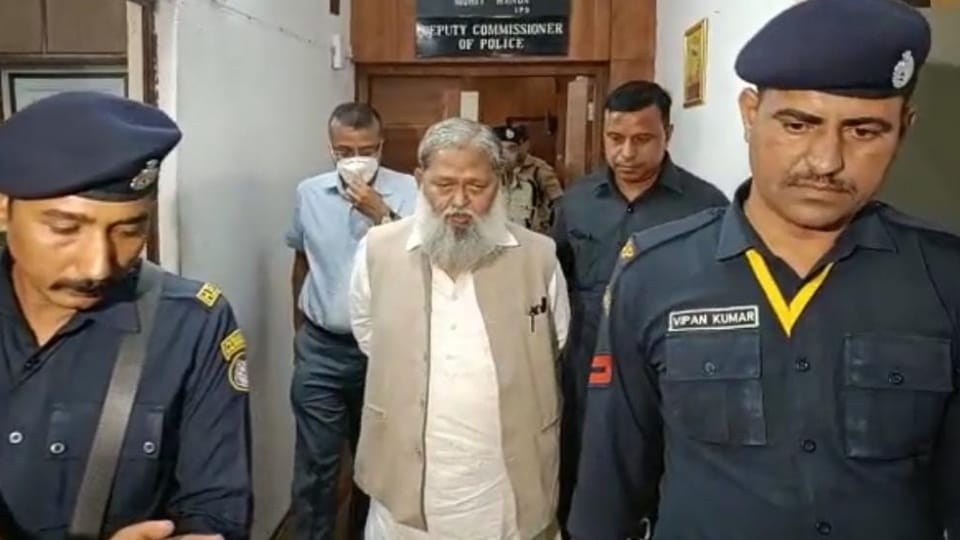 Haryana Home Minister Anil Vij reached office of Panchkula DCP with IAS officer Ashok Khemka