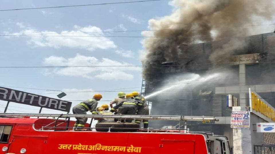 Panic spread for four hours due to massive fire in furniture showroom Agra
