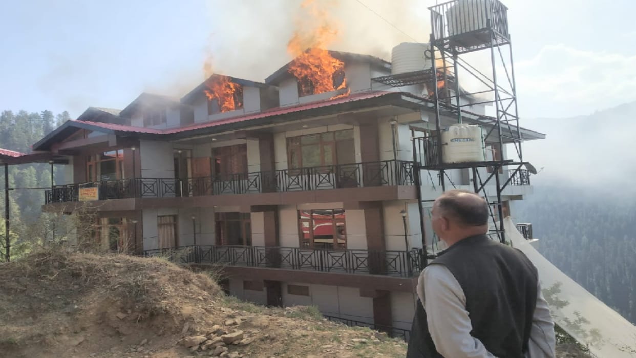 Fire in homestay Narkanda, owner alive burnt while trying to extinguish