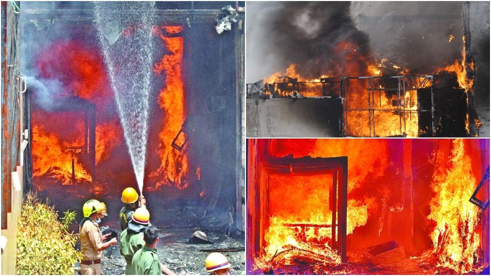 Panic spread for four hours due to massive fire in furniture showroom Agra
