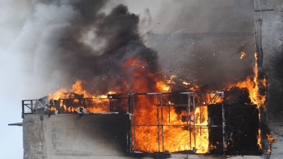 Panic spread for four hours due to massive fire in furniture showroom Agra