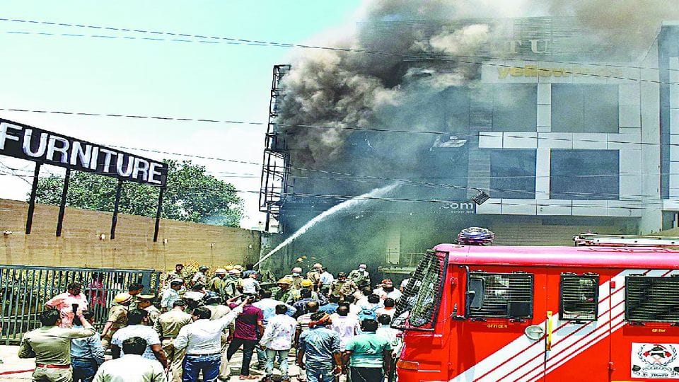 Panic spread for four hours due to massive fire in furniture showroom Agra