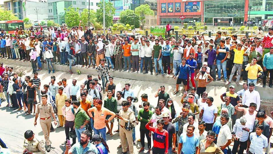Panic spread for four hours due to massive fire in furniture showroom Agra