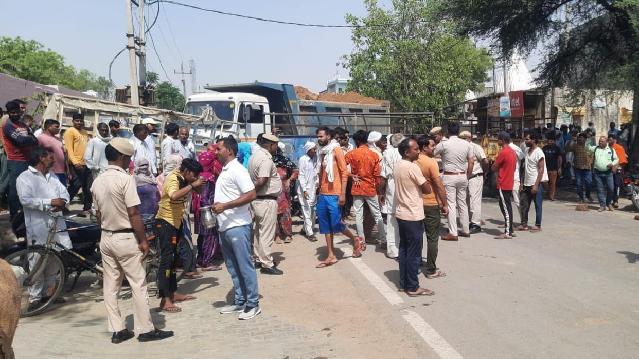 The villagers of Bichpari blocked the Gohana-Safidon road Due to the problem of electricity bill