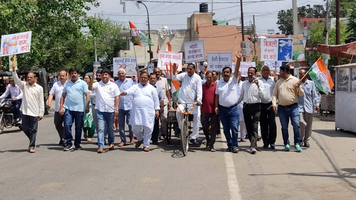 Congress drives rickshaw in protest against inflation
