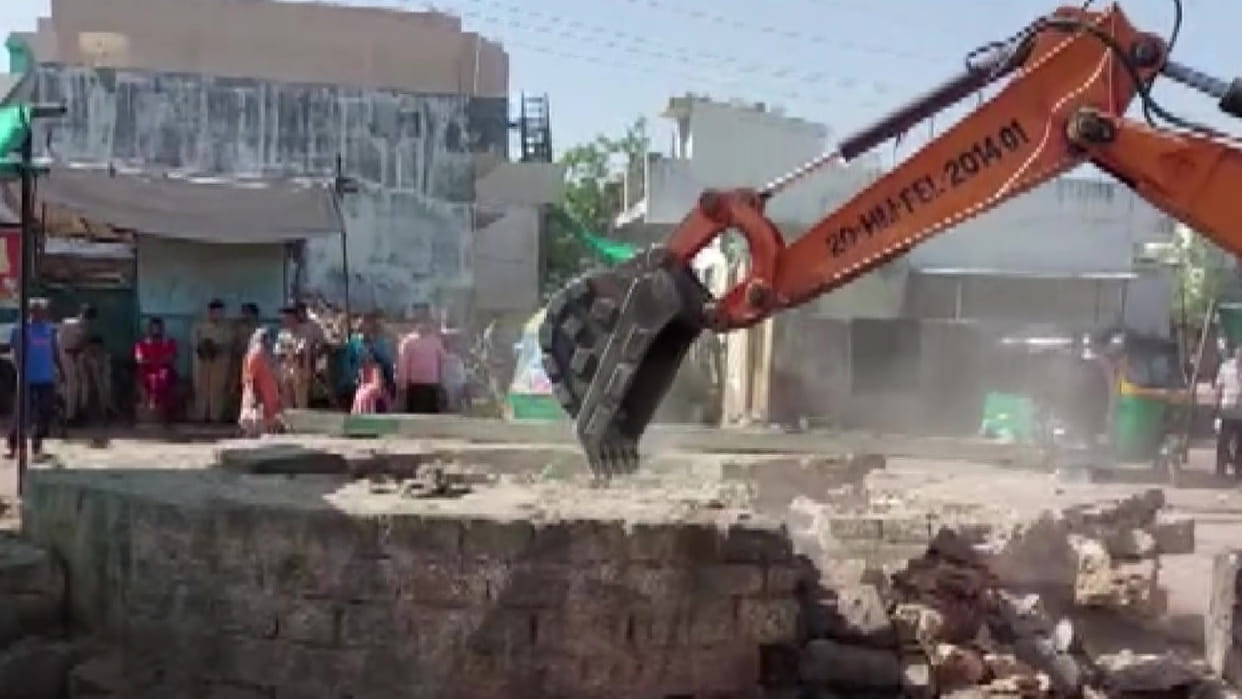 Gujarat: After the violence on Ramnavami the bulldozer went on to remove the encroachment in Himmatnagar know the whole matter