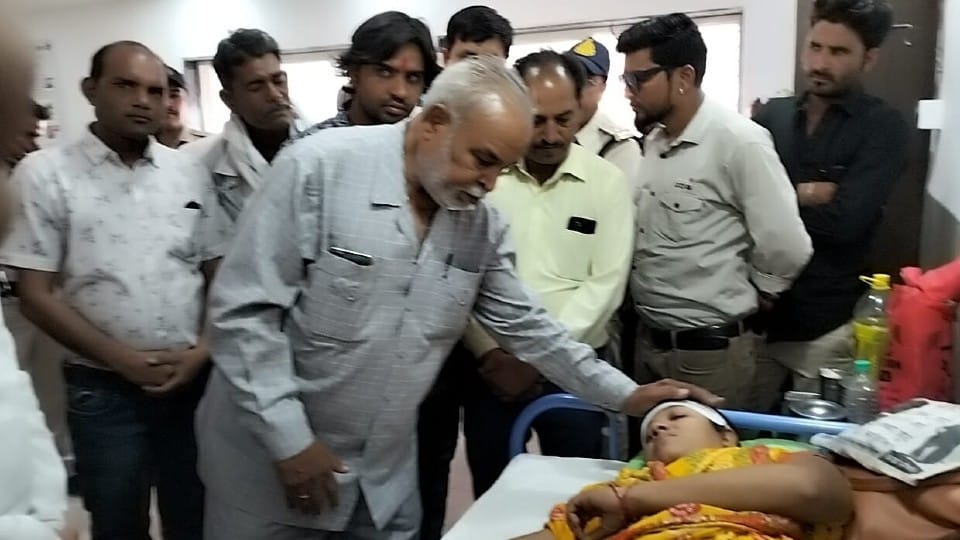 Dewas: In the case of child theft from the hospital, the national president of Sen Samaj met the victim, Congress wrote a letter to the Chief Minister