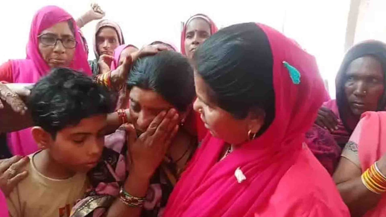 Mahoba: Gulabi gang helped the victim by collecting donations