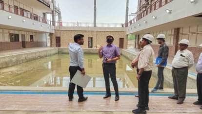 पालिका स्टेडियम का निरीक्षण करते मंडलायुक्त डॉ. राजशेखर