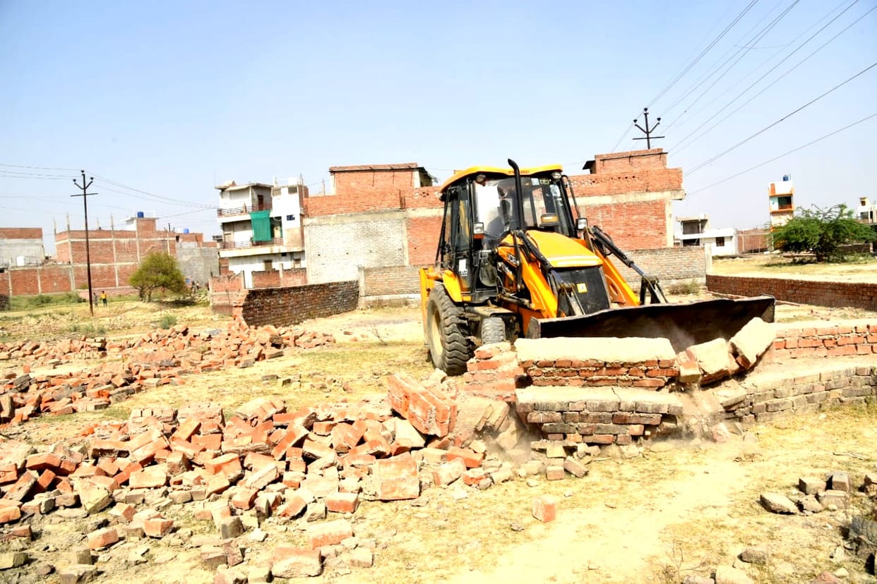 Kanpur development authority vacated 31 crore land by running a bulldozer