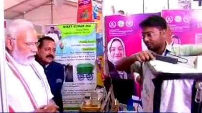 निक्की झा के स्टार्टअप सब्जीकोठी देखते प्रधानमंत्री नरेंद्र मोदी