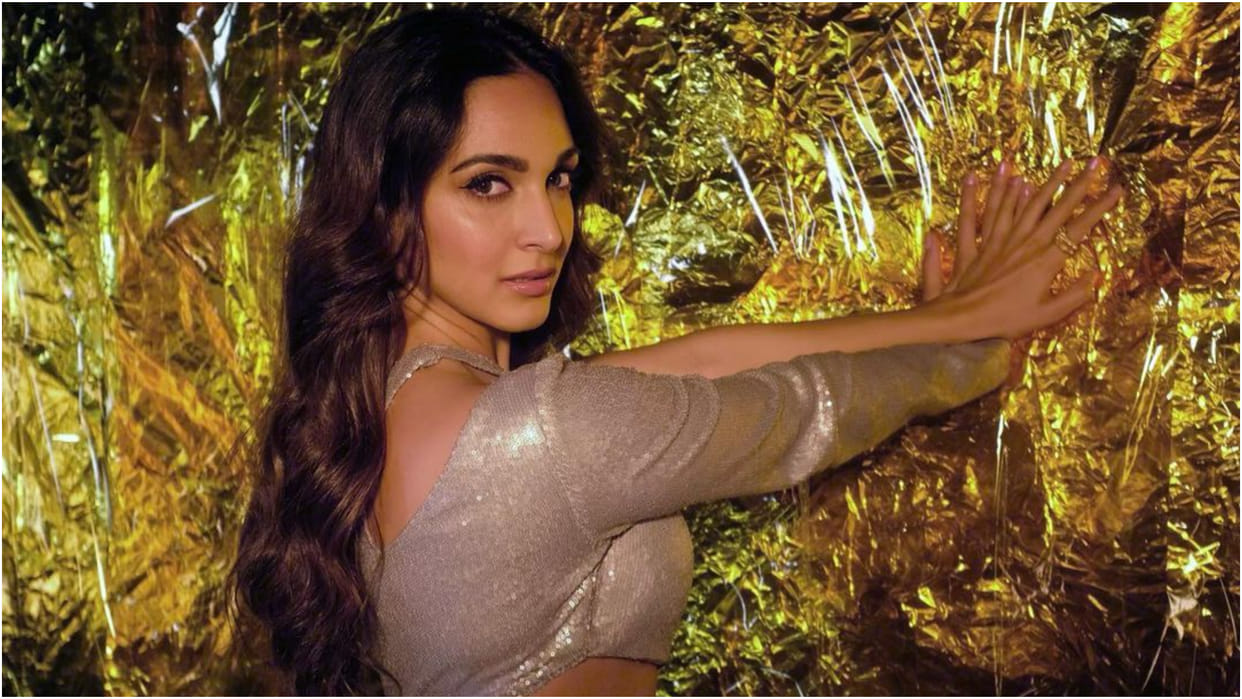 kiara advani look gorgeous in mini strapless denim dress perfect for lunch date