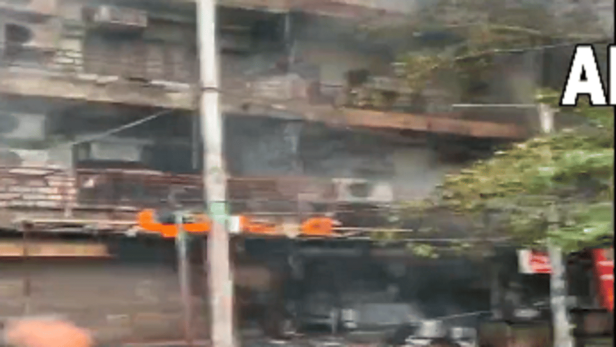 fire at Bhalswa landfill site Delhi Fire breaks out in building in Amar Colony of Lajpat Nagar nine fire tenders reach the spot