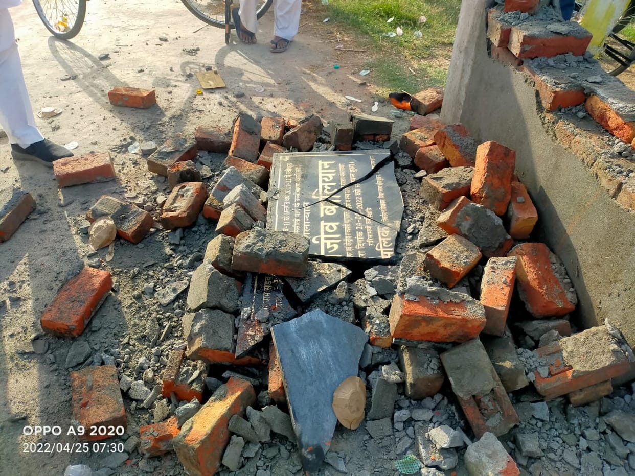 The stone of the foundation stone of Sisauli-Kakra road was broken