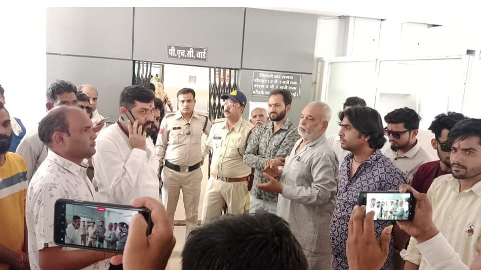 Dewas: In the case of child theft from the hospital, the national president of Sen Samaj met the victim, Congress wrote a letter to the Chief Minister