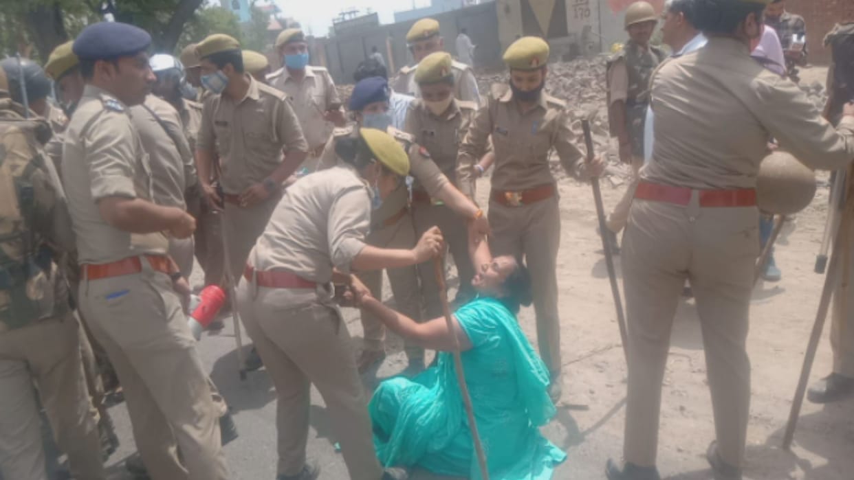 NHAI took action with bulldozer in presence of police force for four lane widening on Mawana road Meerut, farmers protest