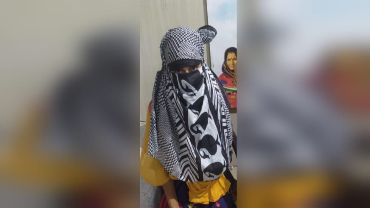 UP News: A girl student reached in deled exam with mobile phone but caught by teachers