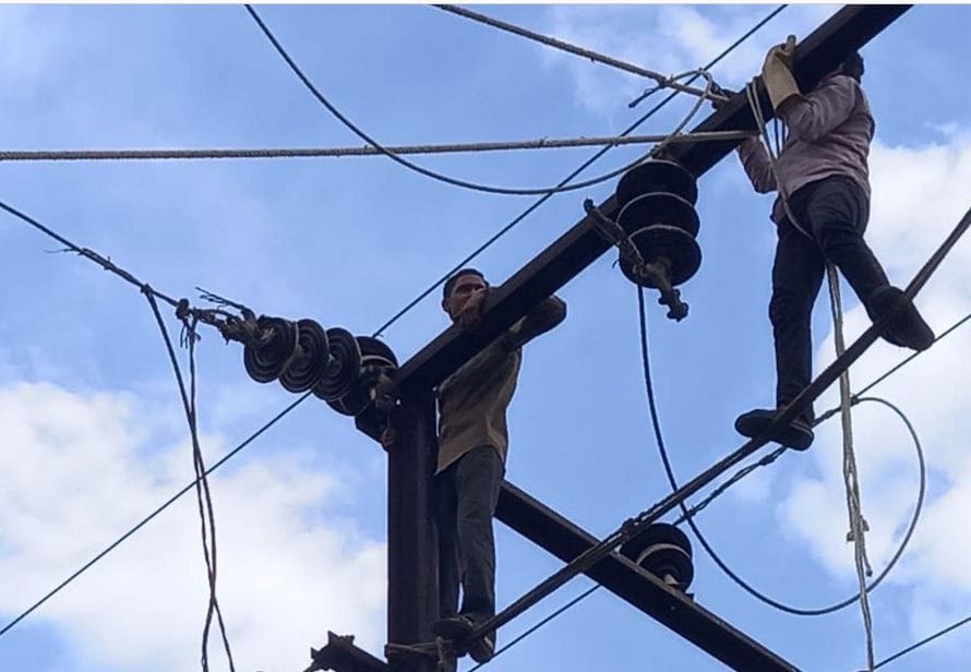 Hathras: Electricity is running for 11 hours, people longing for water