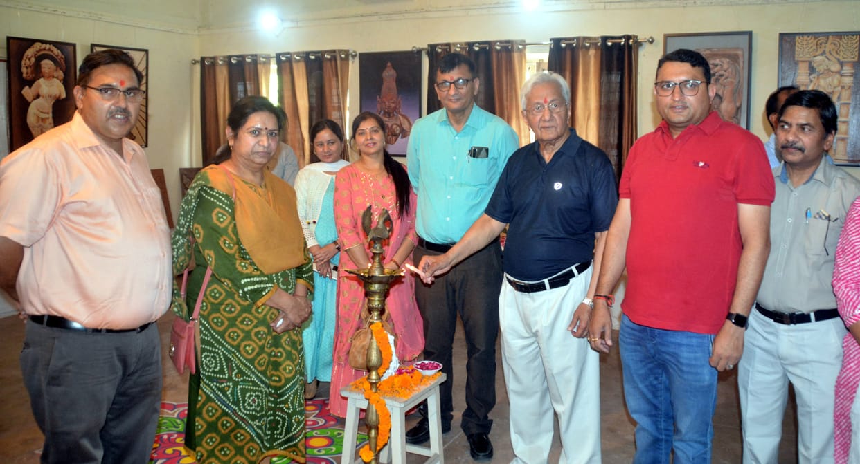The expressions of the mind were engraved in the painting, sculpture exhibition