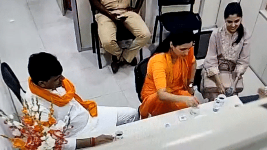 Navneet rana and Ravi Rana seen drinking tea in  police station, Mumbai Police Commissioner shared CCTV footage