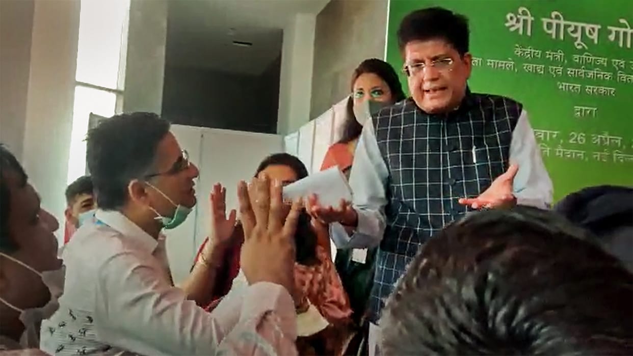 People angry due to Clutter in Pragati Maidan shouting slogans in front of Union minister Piyush Goyal