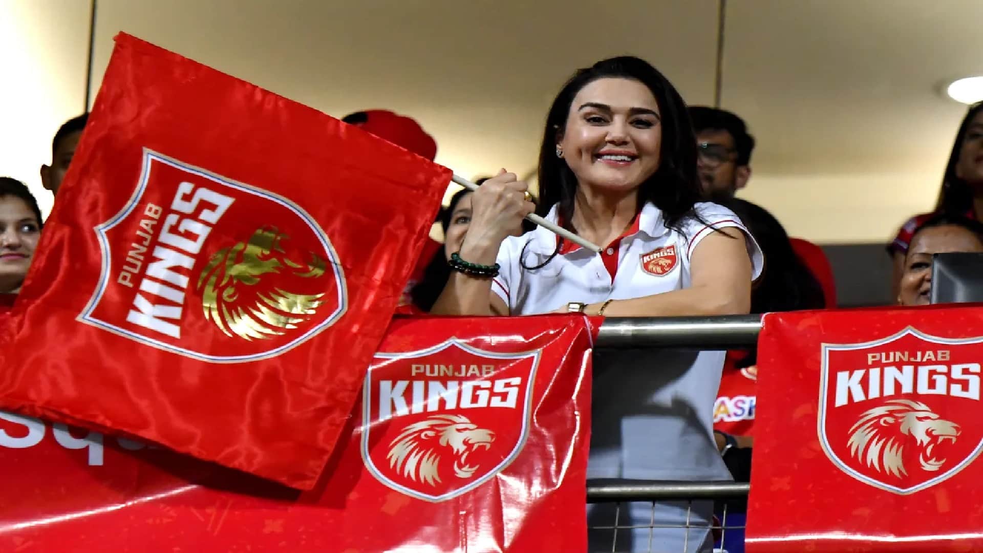 IPL 2022 Photos and video, Preity Zinta back in stadium, supported and cheers Punjab kings, pics goes viral