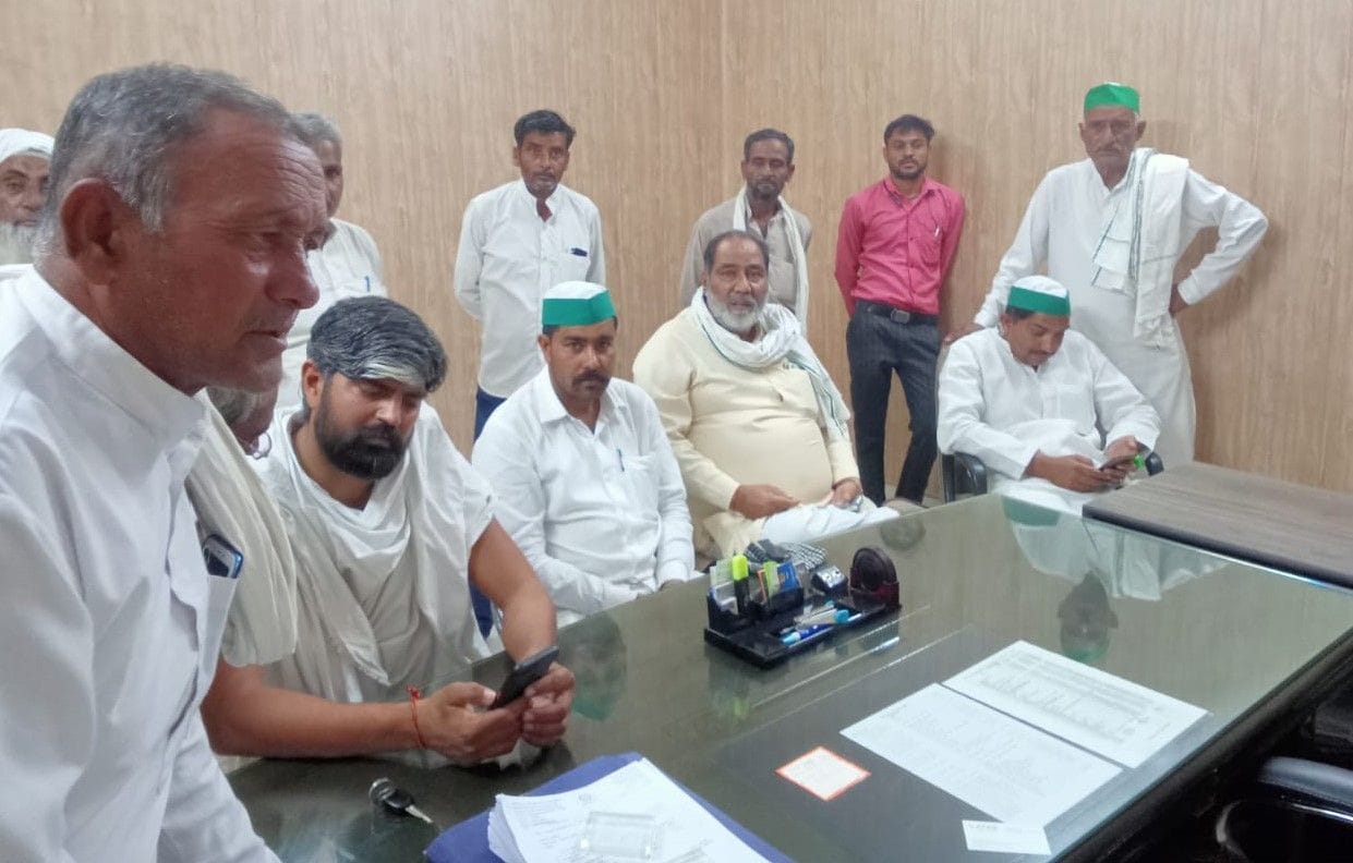 Farmers surrounded the officials of Energy Corporation