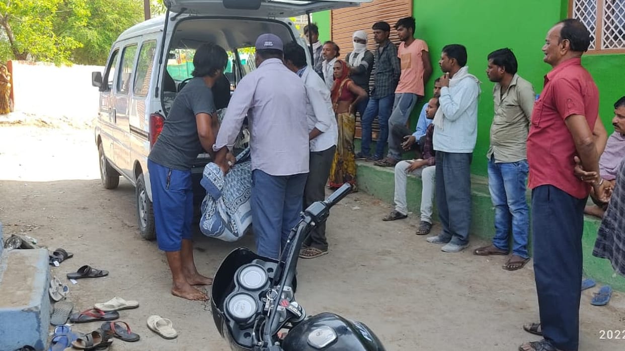 Raisen: Bullion trader commits suicide along with family, feeds poison to wife and children, hangs himself on the noose