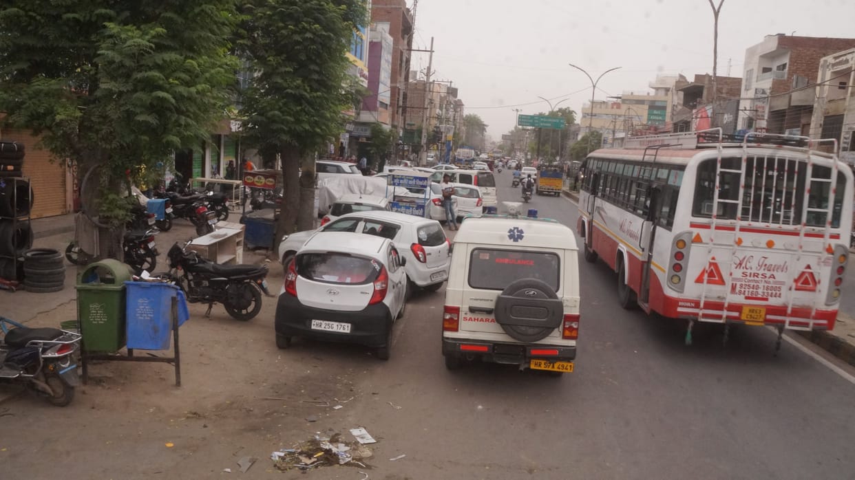 The city is facing the burden of traffic, vehicles parked in a haphazard manner become the reason for the jam