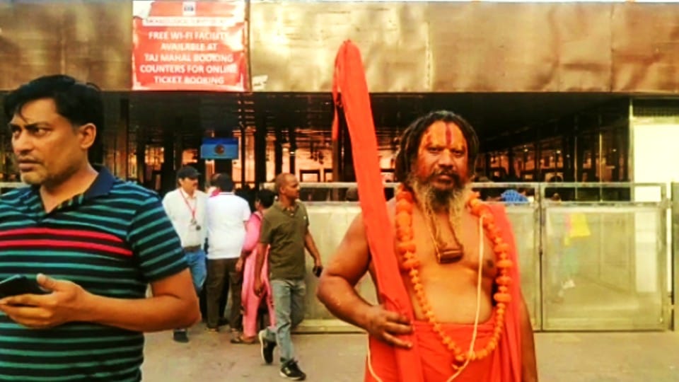 Taj Mahal Controversy Hindu Mahasabha workers protest against ASI in agra