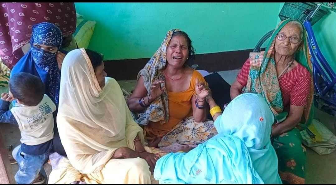bhoosa banaane vaale traiktar kee chapet mein aane se vrddh kee maut